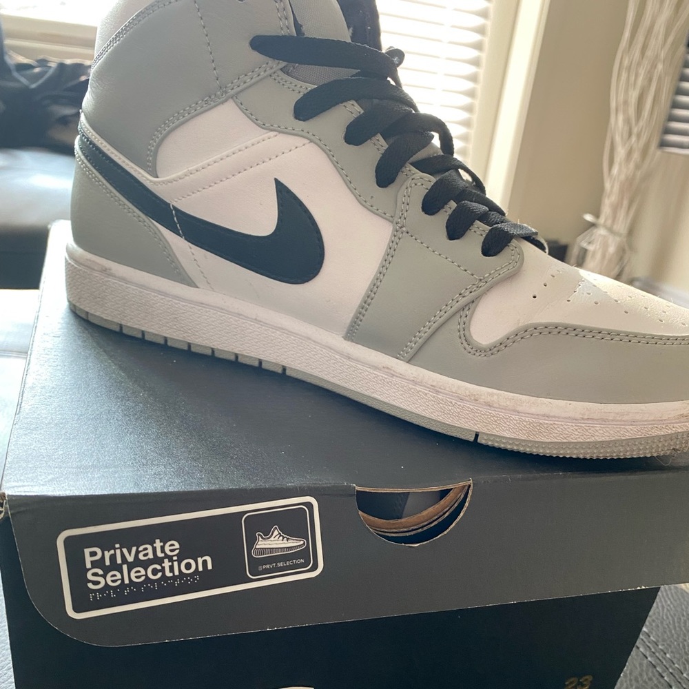 Used Nike Dunks Mid Top - Picture 2 of 5